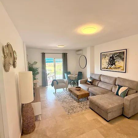 Appartement No1 - Beachfront Estepona, Close To Port, 2 Bedroom, 2 Bathroom, Sleeps 5 *