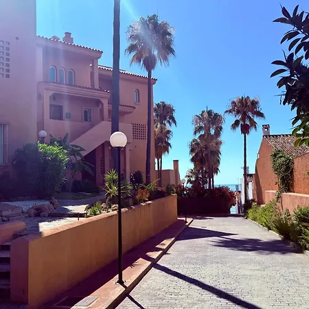 No1 - Beachfront Estepona, Close To Port, 2 Bedroom, 2 Bathroom, Sleeps 5 Appartement Estepona
