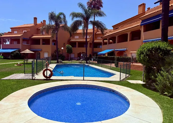 No1 - Beachfront Estepona, Close To Port, 2 Bedroom, 2 Bathroom, Sleeps 5 Διαμέρισμα