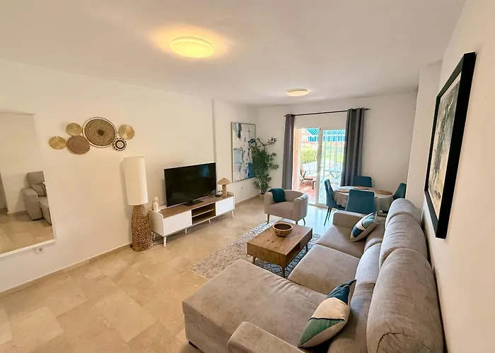 No1 - Beachfront Estepona, Close To Port, 2 Bedroom, 2 Bathroom, Sleeps 5 Διαμέρισμα *