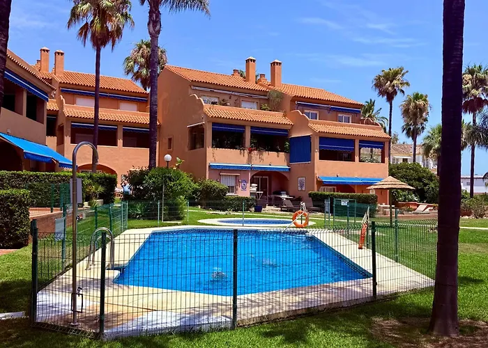 No1 - Beachfront Estepona, Close To Port, 2 Bedroom, 2 Bathroom, Sleeps 5 Εστεπόνα