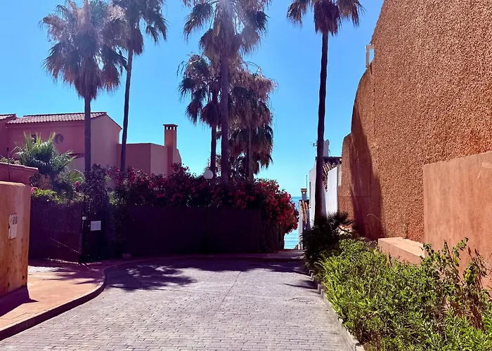 No1 - Beachfront Estepona, Close To Port, 2 Bedroom, 2 Bathroom, Sleeps 5 Διαμέρισμα