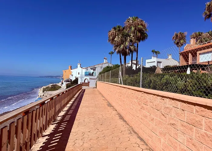 No1 - Beachfront Estepona, Close To Port, 2 Bedroom, 2 Bathroom, Sleeps 5 Διαμέρισμα