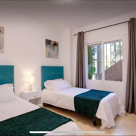 No1 - Beachfront Estepona, Close To Port, 2 Bedroom, 2 Bathroom, Sleeps 5 Apartament Estepona