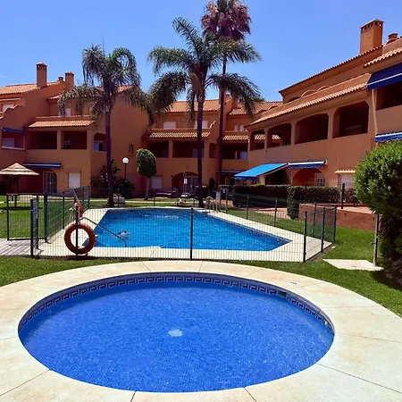No1 - Beachfront Estepona, Close To Port, 2 Bedroom, 2 Bathroom, Sleeps 5 Apartman