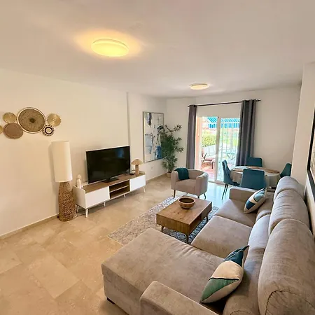 No1 - Beachfront Estepona, Close To Port, 2 Bedroom, 2 Bathroom, Sleeps 5 Apartamento *