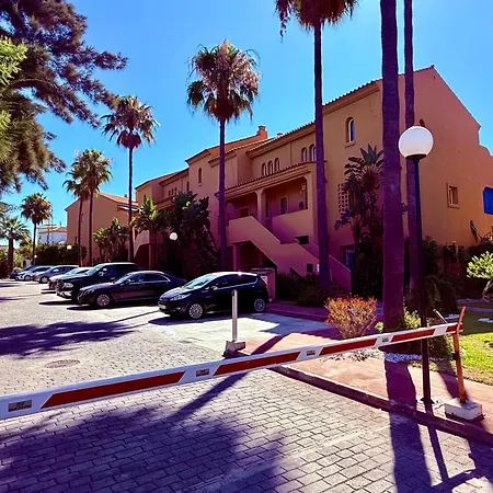 Appartement No1 - Beachfront Estepona, Close To Port, 2 Bedroom, 2 Bathroom, Sleeps 5 *