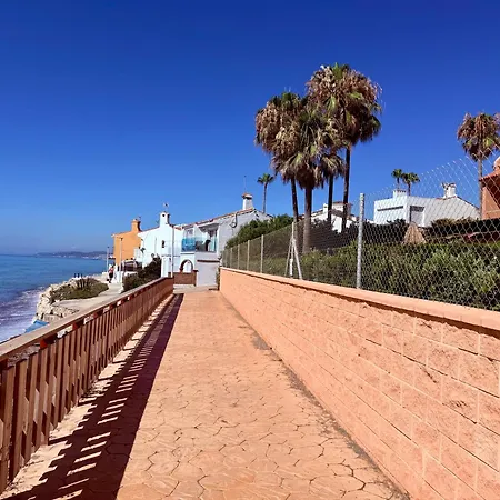 No1 - Beachfront Estepona, Close To Port, 2 Bedroom, 2 Bathroom, Sleeps 5 Apartament