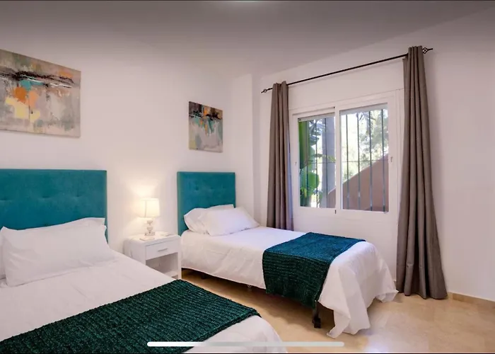 No1 - Beachfront Estepona, Close To Port, 2 Bedroom, 2 Bathroom, Sleeps 5 Appartement Estepona