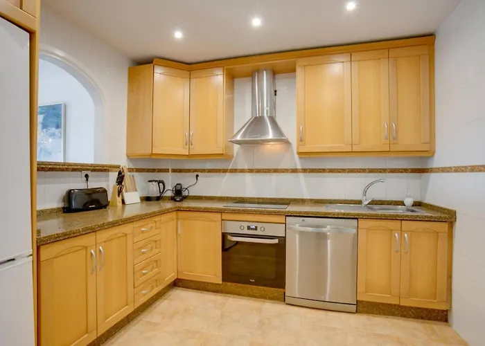 No1 - Beachfront Estepona, Close To Port, 2 Bedroom, 2 Bathroom, Sleeps 5 Апартаменты *