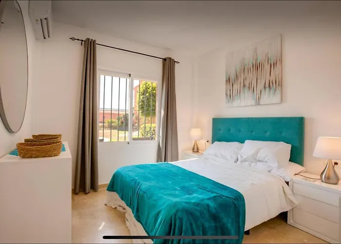 No1 - Beachfront Estepona, Close To Port, 2 Bedroom, 2 Bathroom, Sleeps 5 Appartement *