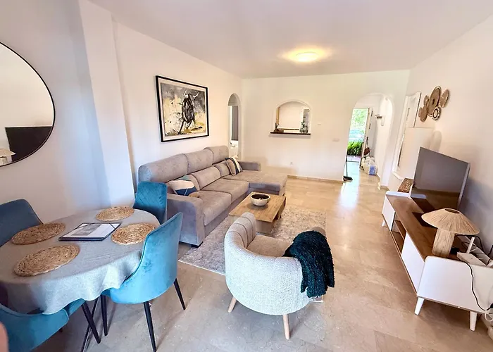 Апартаменты No1 - Beachfront Estepona, Close To Port, 2 Bedroom, 2 Bathroom, Sleeps 5