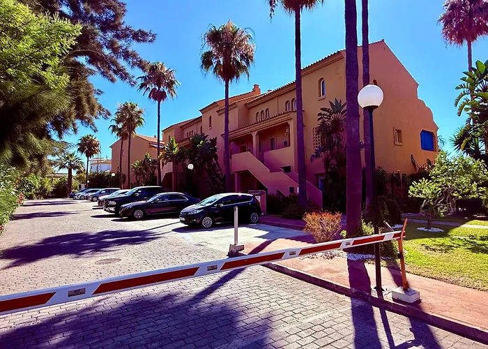 Appartement No1 - Beachfront Estepona, Close To Port, 2 Bedroom, 2 Bathroom, Sleeps 5 *