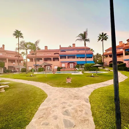 No1 - Beachfront Estepona, Close To Port, 2 Bedroom, 2 Bathroom, Sleeps 5 Естепона