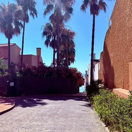 No1 - Beachfront Estepona, Close To Port, 2 Bedroom, 2 Bathroom, Sleeps 5 Апартаменти